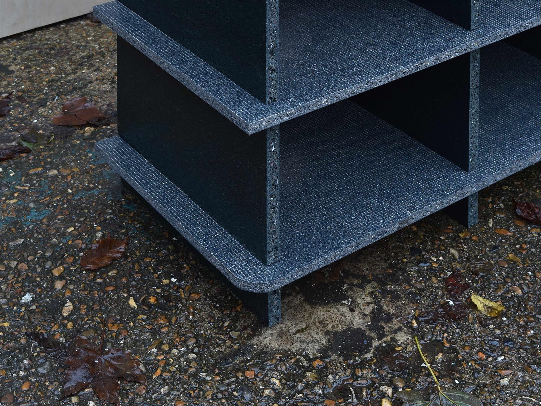Shelving unit in speckled recycled material